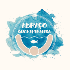 Logotipo do Abraço Guarapiranga, com um peixe pequeno ao centro da imagem, dentro de uma represa. 